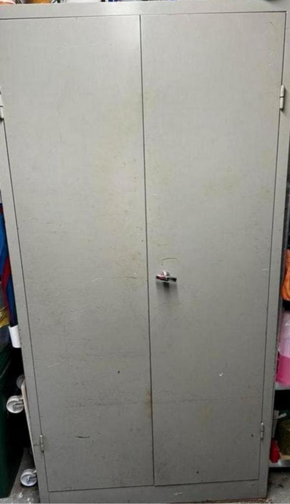 Grijze metalen kast met twee deuren, Huis en Inrichting, Kasten | Roldeurkasten en Archiefkasten, Ophalen, Gebruikt, Meerdere deuren