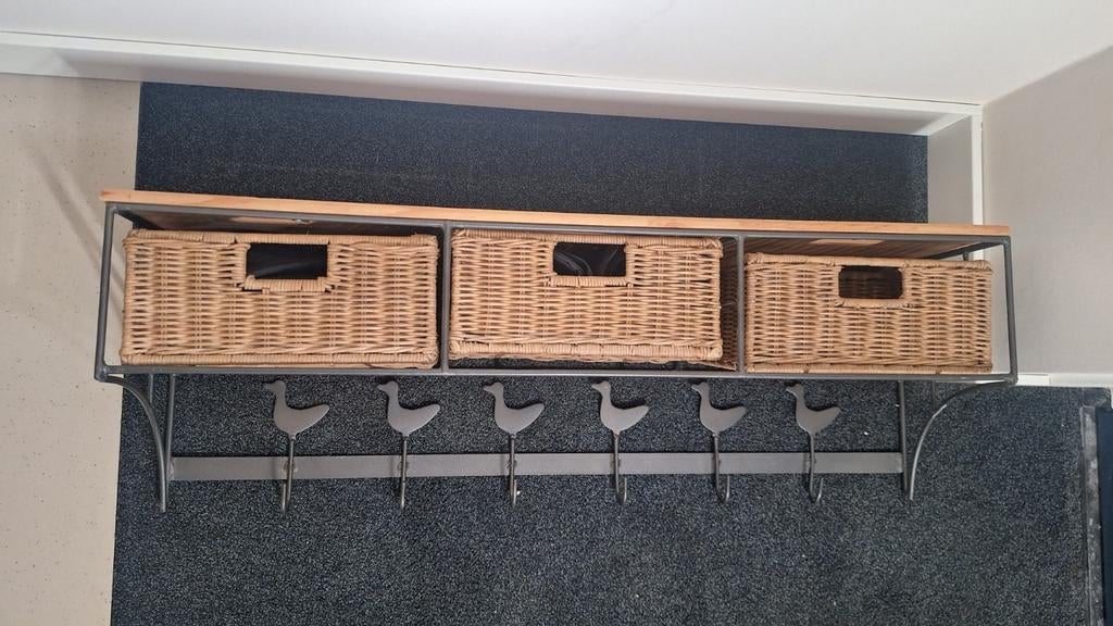 Kapstok met rieten mandjes en plankje, Huis en Inrichting, Woonaccessoires | Kapstokken, Zo goed als nieuw, Minder dan 100 cm