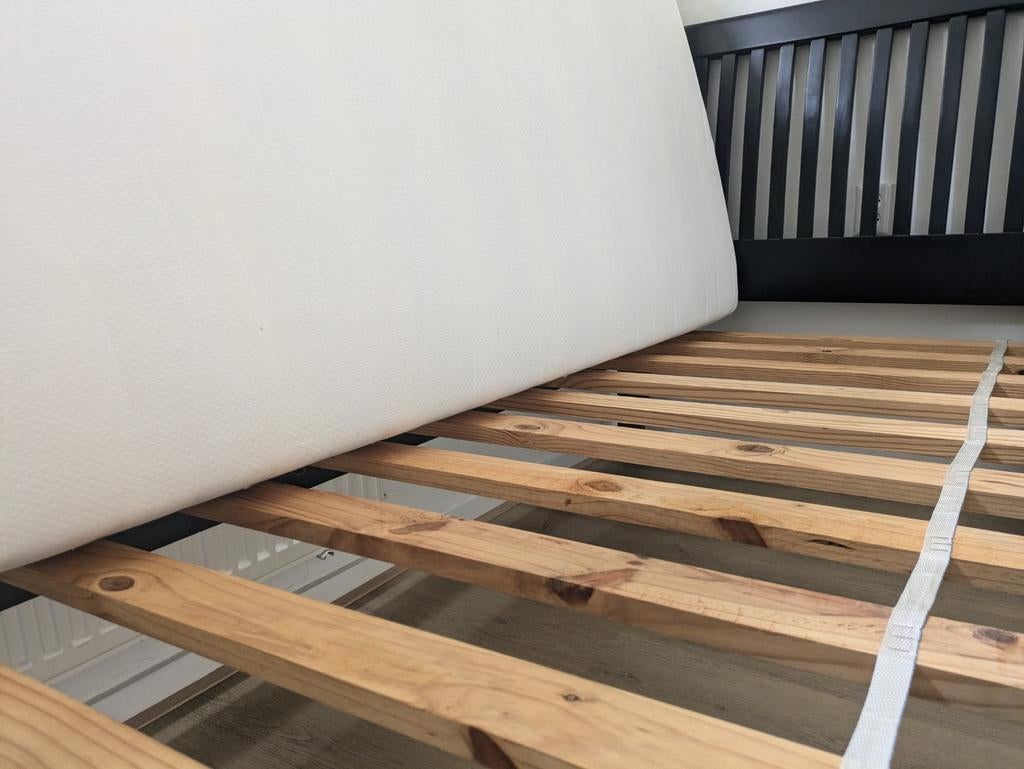 Eenpersoonsbed met matras 90x200cm, Huis en Inrichting, Slaapkamer | Bedden, Gebruikt, Eenpersoons, 90 cm, 200 cm, Hout, Zwart