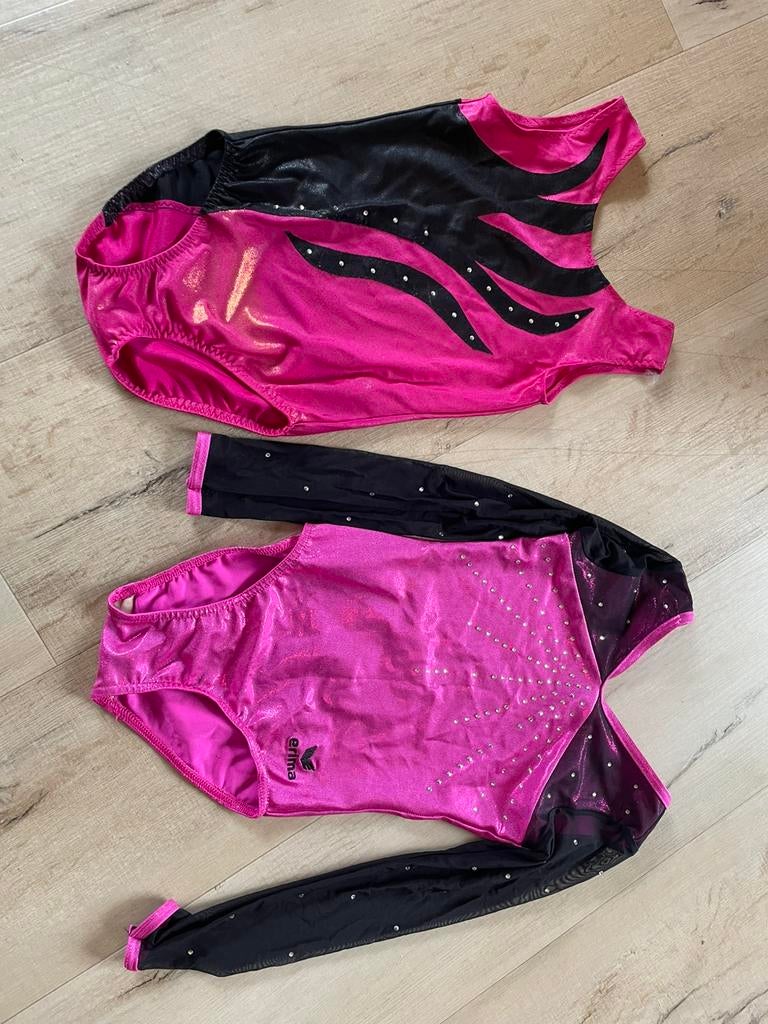 2 turnpakjes maat 128, Sport en Fitness, Turnen, Kindermaat 122 t/m 140, Ophalen of Verzenden, Zo goed als nieuw, Turnpak(je)