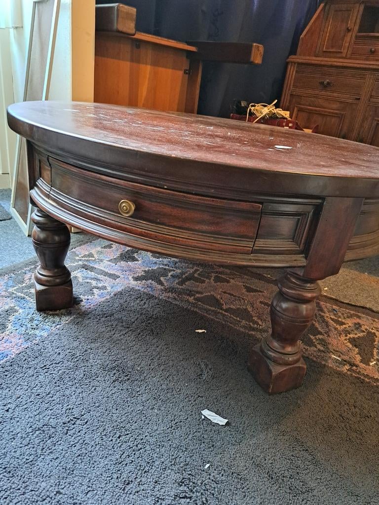 Massief donker eiken salontafel., Huis en Inrichting, Tafels | Salontafels, Ophalen, Gebruikt, Rond, Minder dan 50 cm