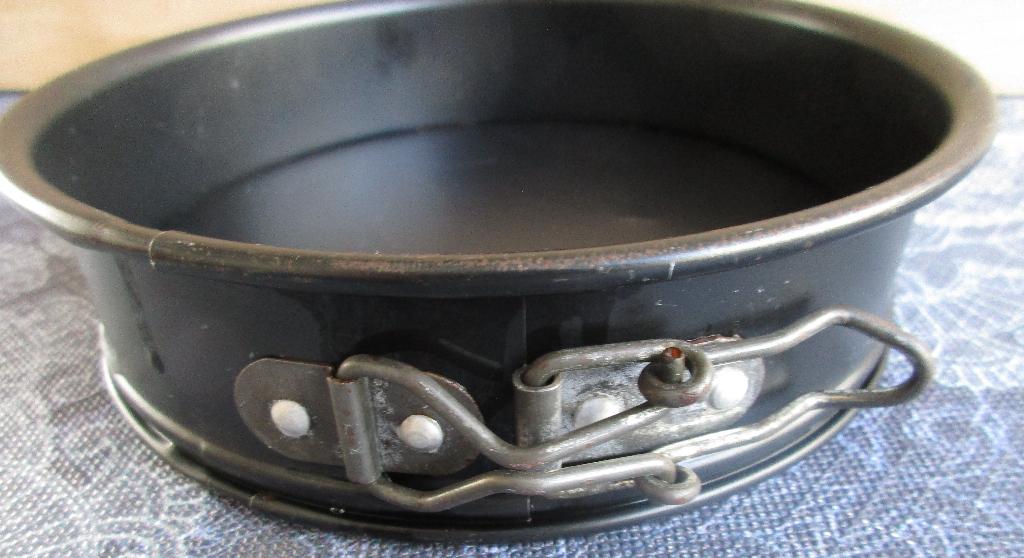 een metalen bakblik / springvorm 16 cm, Hobby en Vrije tijd, Taarten en Cupcakes maken, Ophalen of Verzenden, Zo goed als nieuw