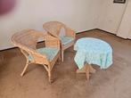 Twee rotan stoelen met kussens en bijzettafel, Ophalen