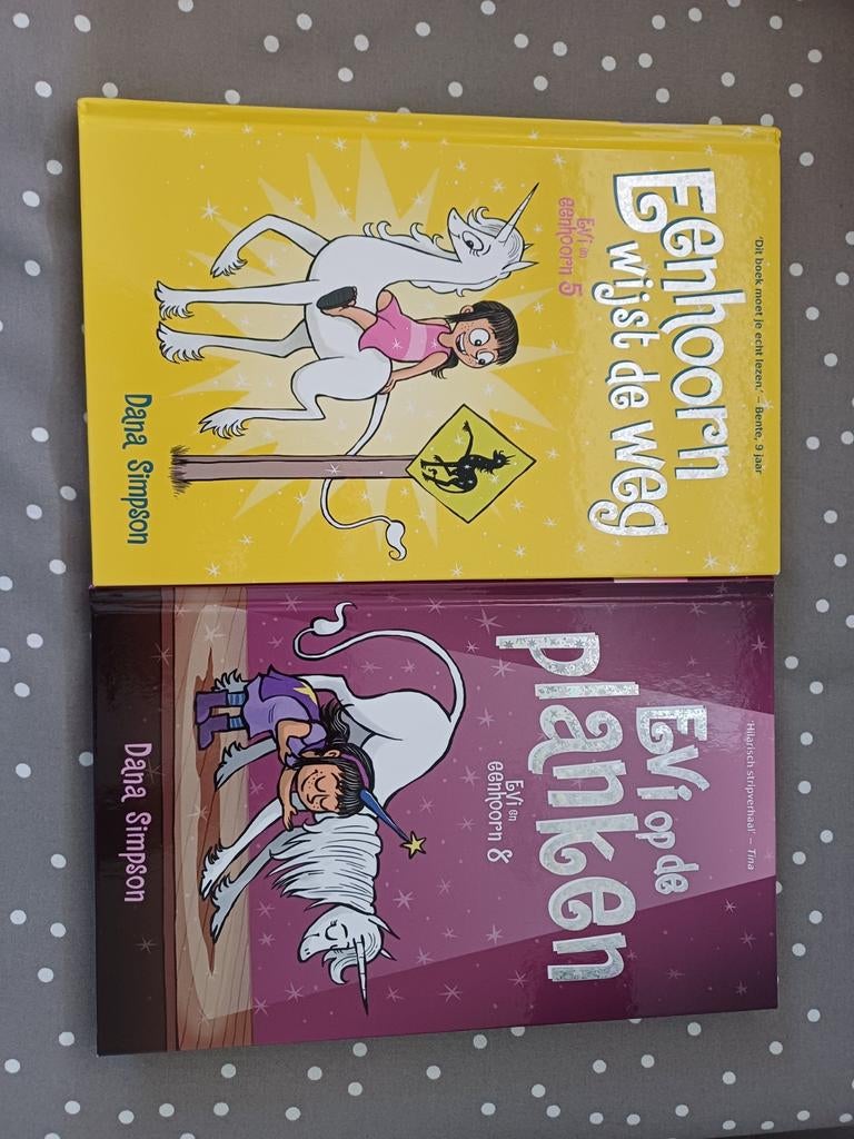 Evi op de planken & Eenhoorn wijst de weg - Dana Simpson, Boeken, Ophalen of Verzenden, Zo goed als nieuw, Dana Simpson, Fictie algemeen