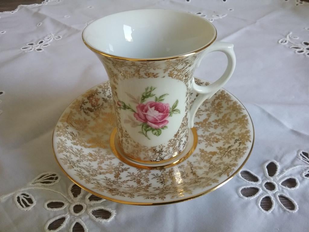 Mok (kop en schotel), porselein, Ophalen of Verzenden, Zo goed als nieuw, Porselein, Kop en/of schotel