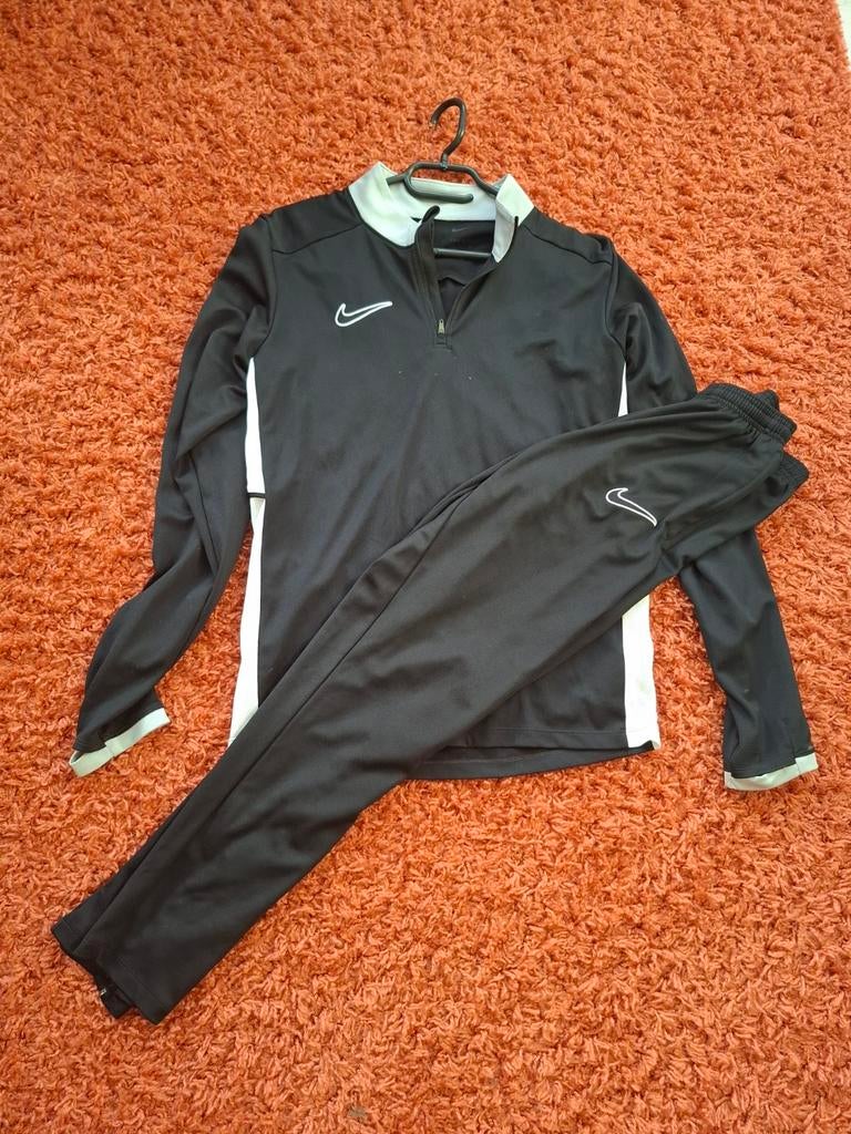 Nike trainingspak zwart met wit, Kleding | Heren, Ophalen, Zo goed als nieuw, Zwart, Algemeen