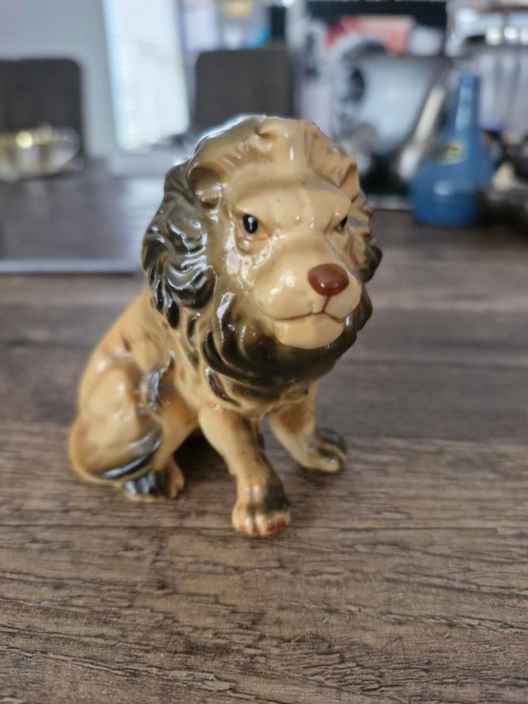 Vintage porseleinen Leeuw beeldje., Verzamelen, Beelden en Beeldjes, Ophalen of Verzenden, Zo goed als nieuw, Dier