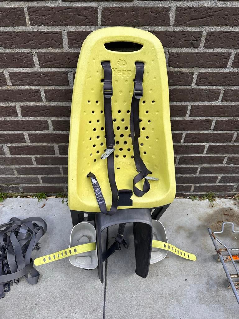 Yepp fietsstoeltje met base voor bagagedrager, Fietsen en Brommers, Fietsaccessoires | Fietsstoeltjes, Ophalen, Gebruikt, Achterzitje