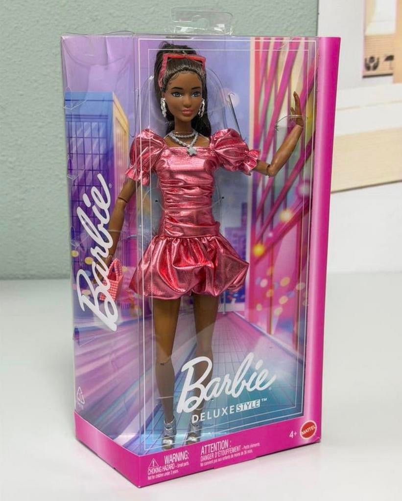 Barbie Deluxe Stijl Pop Metallic Koraal roze Jurk doll NIEUW, Kinderen en Baby's, Speelgoed | Poppen, Barbie, Nieuw, Ophalen of Verzenden
