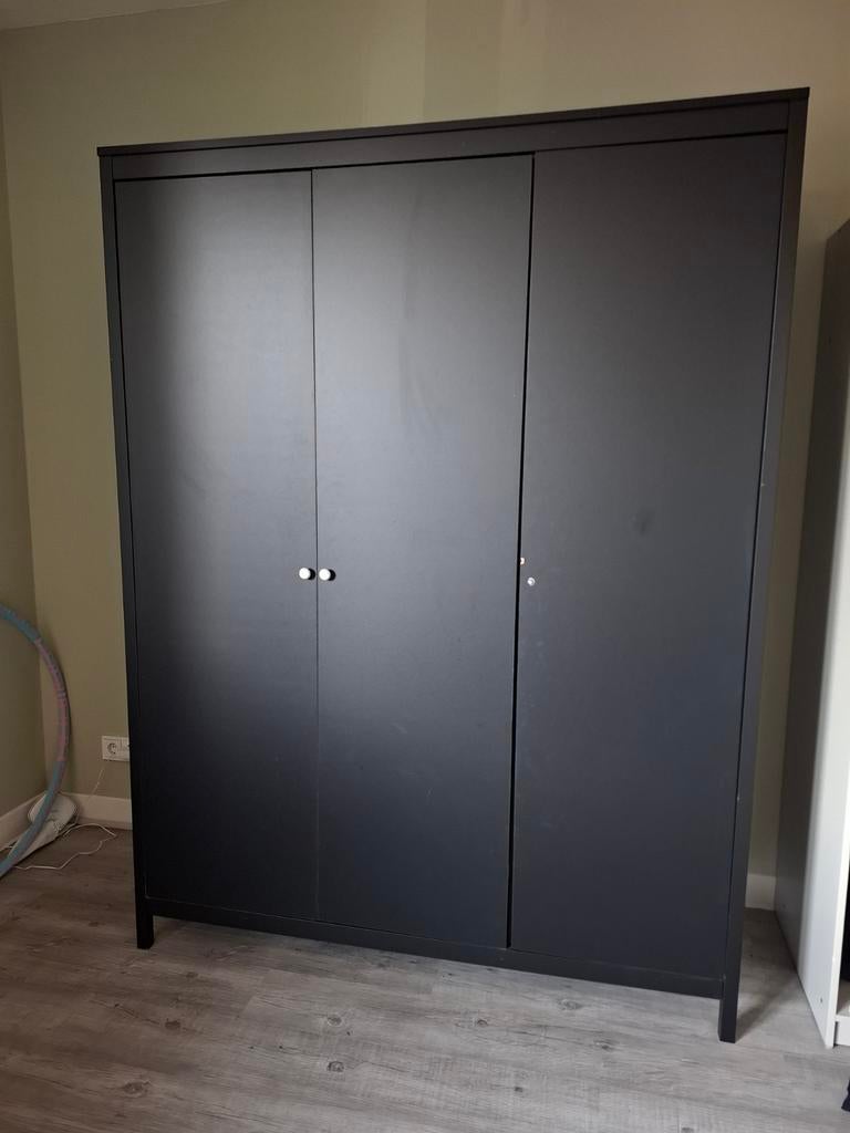 Zwarte kledingkast, Huis en Inrichting, Kasten | Kledingkasten, Ophalen, 25 tot 50 cm, 200 cm of meer
