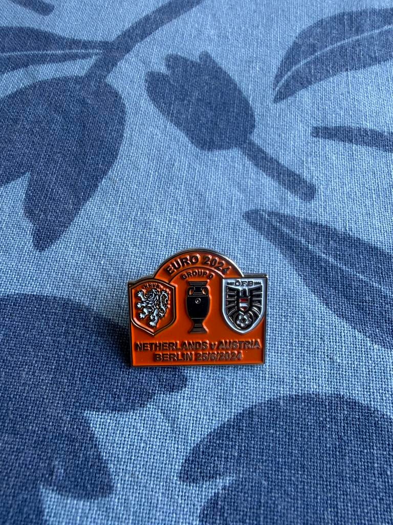 Voetbal pin Nederland-Oosterijk euro 2024, Verzamelen, Speldjes, Pins en Buttons, Ophalen of Verzenden, Zo goed als nieuw, Sport