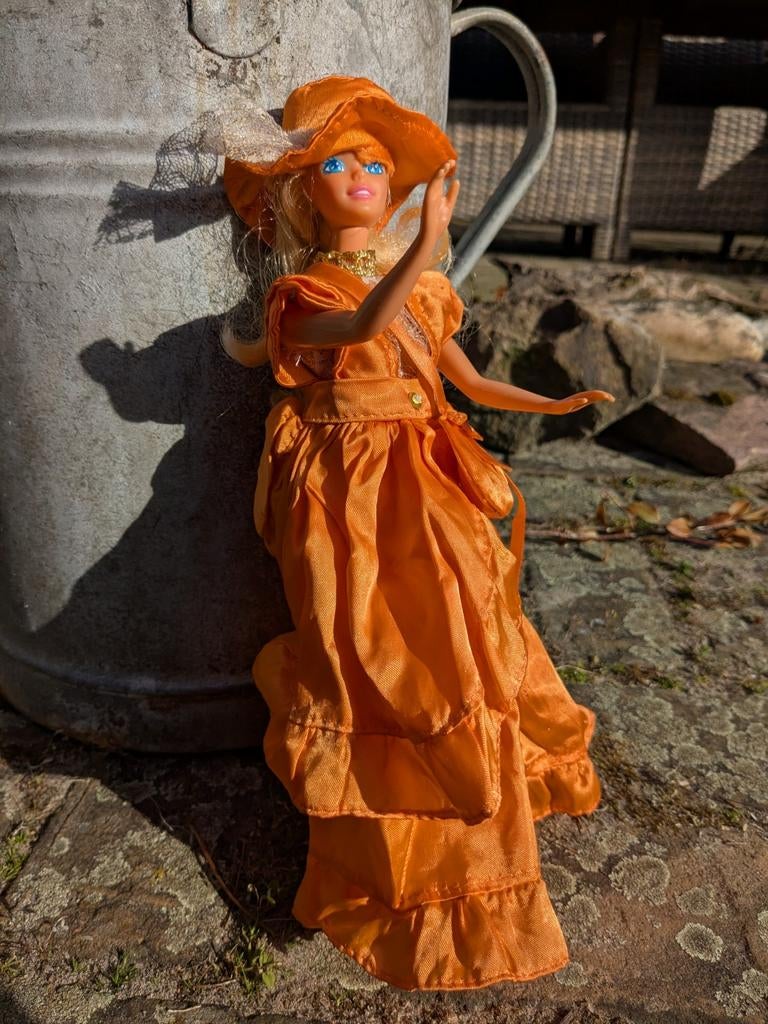 Vintage Mattel Barbie in Oranje Jurk met Hoed, Ophalen of Verzenden, Gebruikt, Barbie