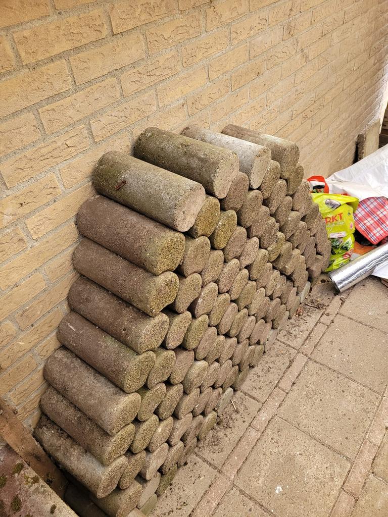 Gratis!: Ronde palissade (116 stuks + 5 sets), Tuin en Terras, Bielzen en Borders, Ophalen, Gebruikt, Border, Beton