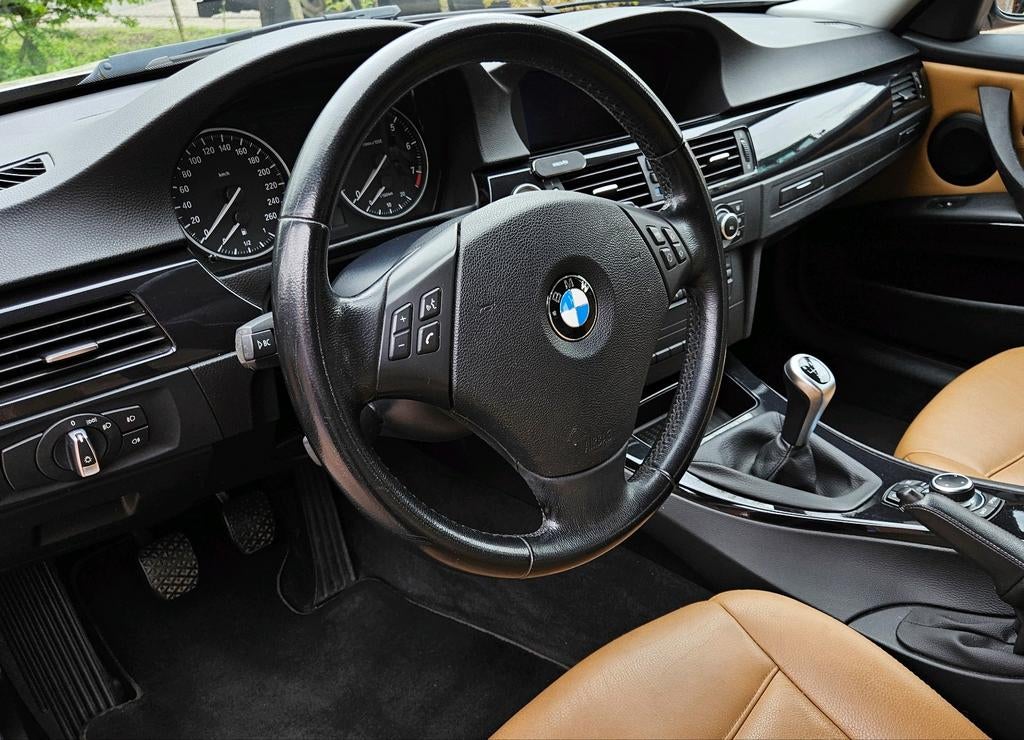 BMW 320i Touring | Leder | Trekhaak | Bi-xenon | Facelift, Euro 5, Achterwielaandrijving, 1995 cc, 4 cilinders