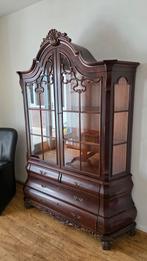 Wortelnoten dubbel gebroken vitrinekast