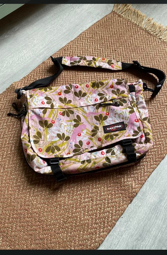 Eastpak schoudertas tropische print, Gebruikt, Roze, Schoudertas, 30 tot 40 cm