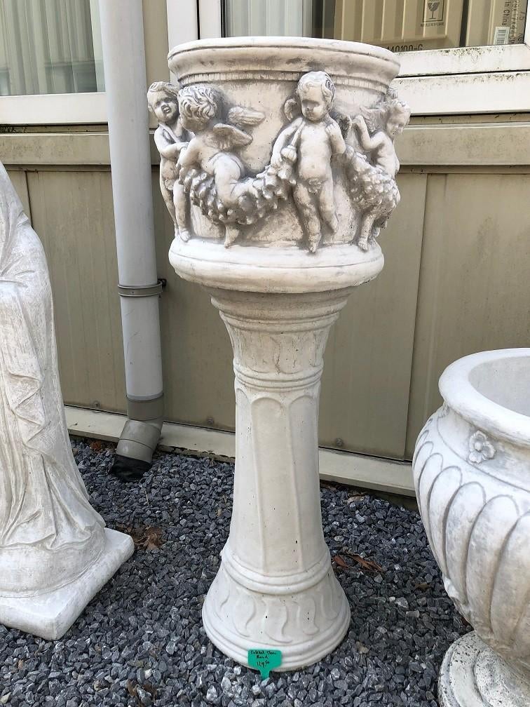 bloempot-vaas uit vol steen met engelen op sokkel., Tuin en Terras, Bloempotten, 25 tot 40 cm, Steen, ., Rond