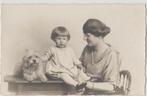 1920 moeder + baby kindje peuter + hondje kind peutertje uk, Verzamelen, Foto's en Prenten, Ophalen of Verzenden, Foto, Zo goed als nieuw