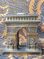 Mooi zwaar oud Arc de Triomphe doosje uit Frankrijk 13,8 cm.