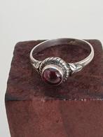 Elegante zilveren ring met granaat steen., Ophalen of Verzenden, Zo goed als nieuw, 17 tot 18, Dame