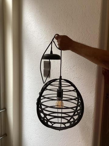 Hanglamp rond van zwart staal. Voor aan plafond. beschikbaar voor biedingen