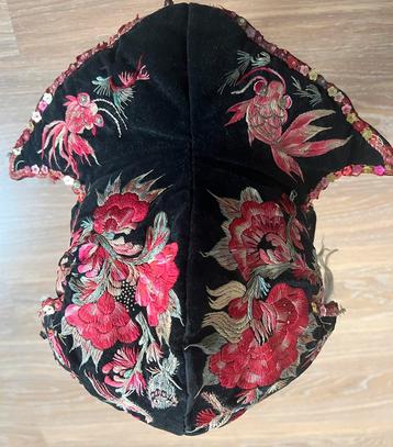 Oud tribal Chinees ethnic Miao geborduurd kindermutsje. beschikbaar voor biedingen