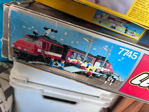 Trein van 3 coupe’s met perron en elektrische treinbaan!, Kinderen en Baby's, Speelgoed | Duplo en Lego, Zo goed als nieuw, Ophalen