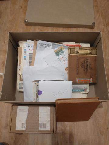 Doos vol postzegels, eerste dag enveloppen en postkaarten  beschikbaar voor biedingen