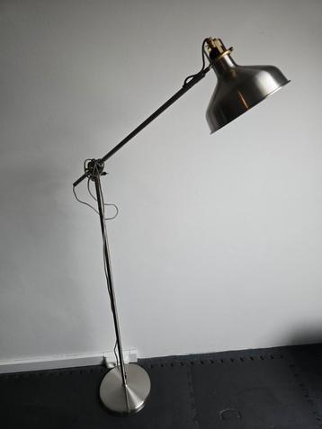 Industriële staande lamp van ikea beschikbaar voor biedingen