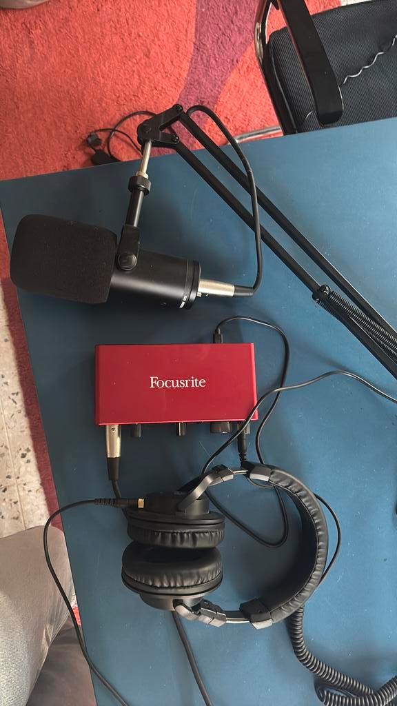 Podcast Set - Microfoon, Focusrite, Koptelefoon - Nieuw!, Muziek en Instrumenten, Microfoons, Nieuw, Studiomicrofoon, Ophalen of Verzenden