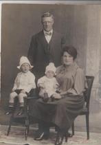 zaandam oude grootformaat foto p swaaf gezin kinderen zaans, Gebruikt, Ophalen of Verzenden, Foto, Voor 1940