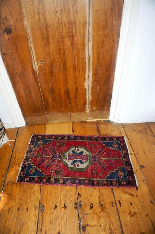 Vintage klein rood Perzisch tapijt * handgeknoopt wollen, Antiek en Kunst, Antiek | Kleden en Textiel, Ophalen of Verzenden