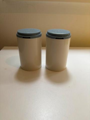 Twee Vintage Tupperware Strooiers beschikbaar voor biedingen