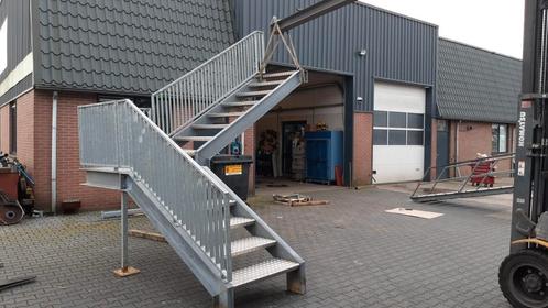 Stalen hoektrap gegalv hoog 2.75mtr nog013, Doe-het-zelf en Verbouw, Ladders en Trappen, Zo goed als nieuw, Trap, Ophalen of Verzenden