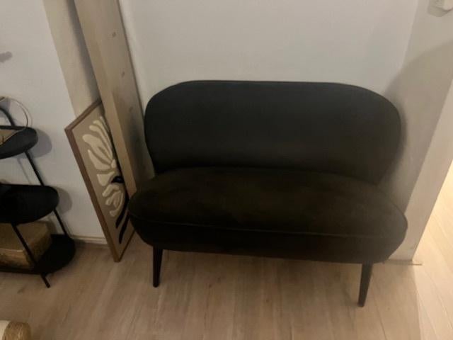 Gratis klein zwart bankje, Ophalen, Minder dan 75 cm, Tweepersoons, Zo goed als nieuw