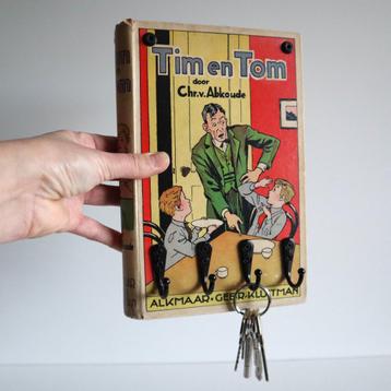 Sleutelrekje - gemaakt van vintage boek "Tim en Tom" beschikbaar voor biedingen