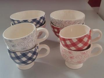 Marieke at Home 4 koppen en 4 kommen , blauw en rood geblokt beschikbaar voor biedingen