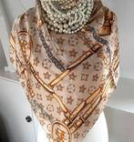 Mooie nieuwe beige zijden sjaal shawl dessin CHCS, Kleding | Dames, Ophalen of Verzenden, Nieuw, Maat 46/48 (XL) of groter, Sjaal