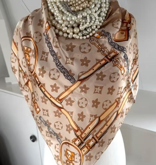 Mooie nieuwe beige zijden sjaal shawl dessin CHCS, Kleding | Dames, Mutsen, Sjaals en Handschoenen, Nieuw, Sjaal, Maat 46/48 (XL) of groter