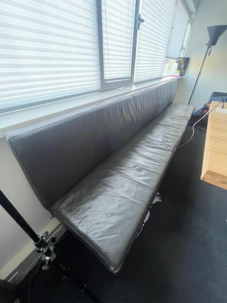 Eeetkamer bank – ca. 4 m zwart skai, metalen frame, Huis en Inrichting, Banken | Bankstellen, Gebruikt, Rechte bank, Vierpersoons of meer