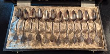 Antieke Zilveren Lepeltjes in Doos beschikbaar voor biedingen