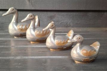 Eenden tin 4 stuks met messing versiersel. Vintage beschikbaar voor biedingen