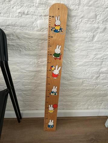 Groeimeter van hout met Nijntje opdruk. Z.G.A.N. beschikbaar voor biedingen