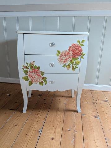 Leuk kastje met bloemenprint beschikbaar voor biedingen