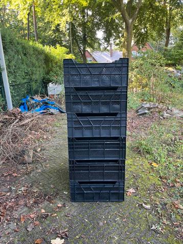 Te koop zwarte kratten/ veenmanskisten beschikbaar voor biedingen