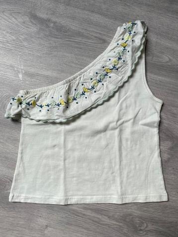 Creme shirtje met bloemenrandje beschikbaar voor biedingen