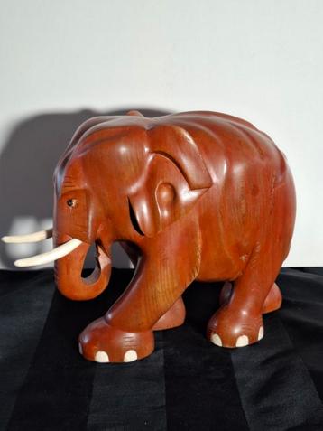 Houten olifant.  beschikbaar voor biedingen