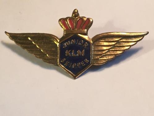 Metalen KLM JUNIOR SKIPPER Badge/Speld (Rood/Blauw/Goudkl.)., Verzamelen, Speldjes, Pins en Buttons, Zo goed als nieuw, Speldje of Pin