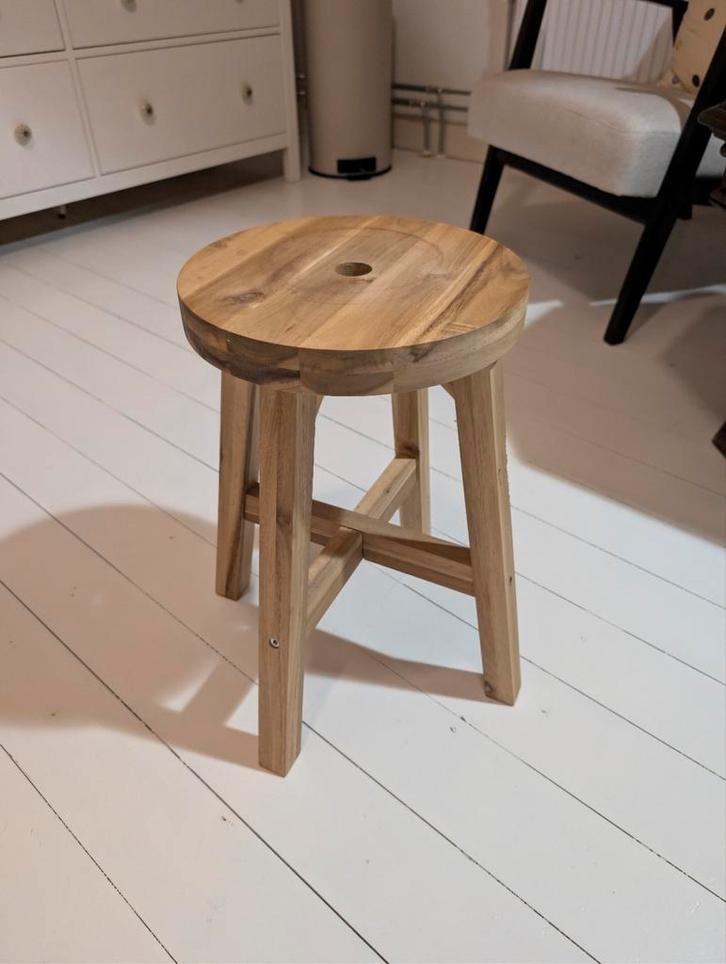 IKEA SKOGSTA Houten Kruk - 45 cm - licht beschadigd, Huis en Inrichting, Stoelen, Gebruikt, Eén, Hout, Bruin, Ophalen