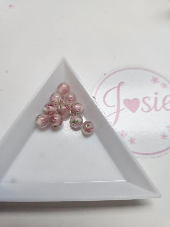 Roze glaskralen met roosjes #277, Hobby en Vrije tijd, Kralen en Sieraden maken, Nieuw, Kraal, Ophalen